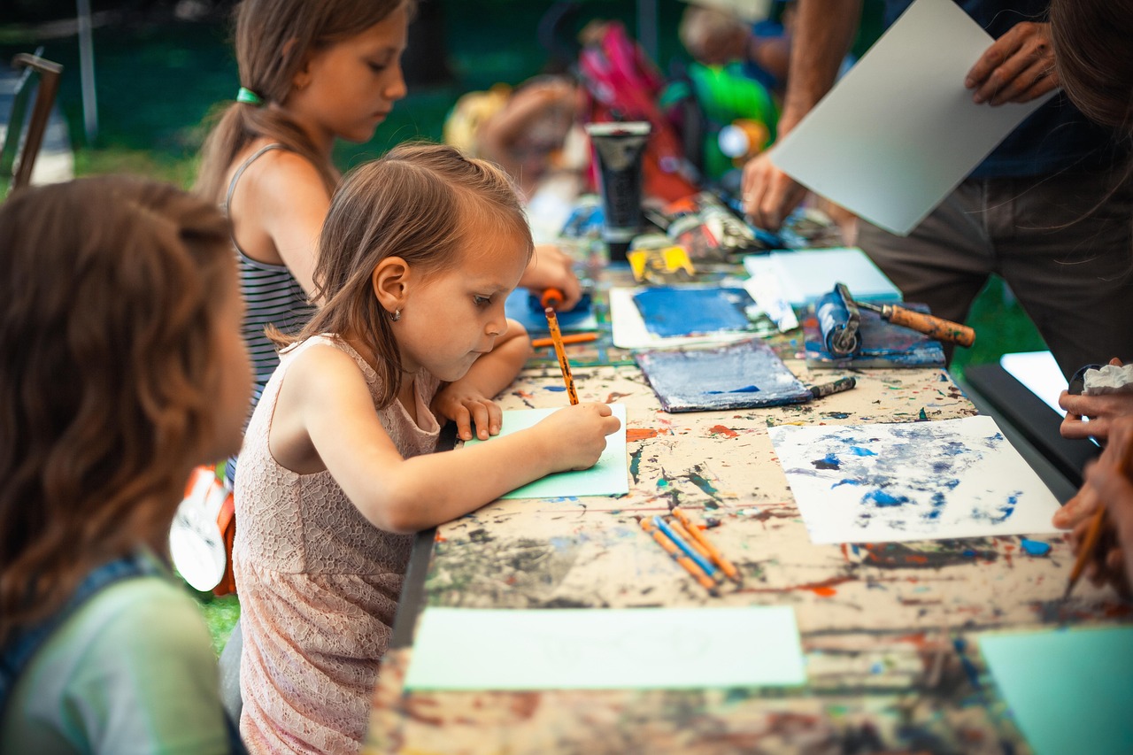 Atelier peinture du mercredi – Activité artistique pour enfants à Crissier Enfants participant à un atelier créatif peinture au Kids Club Swiss à Crissier