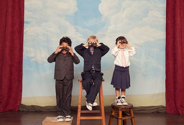 Enfants participant à un atelier créatif peinture au Kids Club Swiss à Crissier